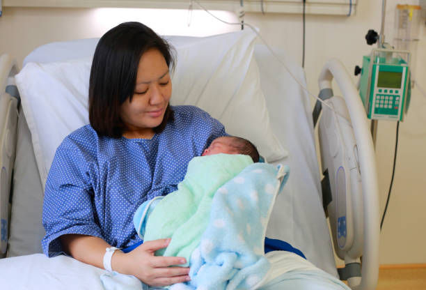 mère retenant son enfant nouveau-né après le travail - cesarean photos et images de collection