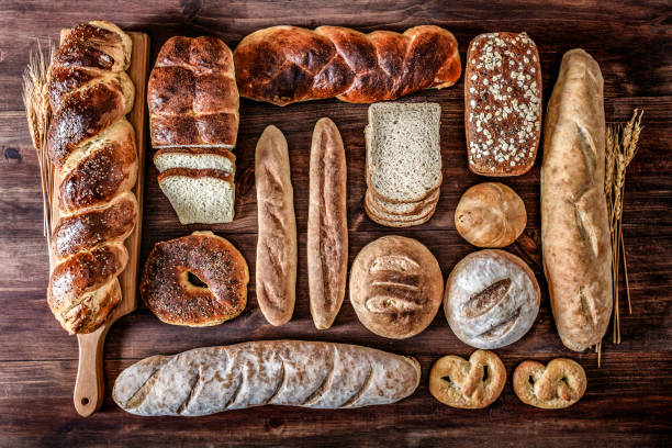 padaria artesanal: pão, rolos e ingredientes misturados frescos em uma cozinha rústica - bread soda bread baked sesame - fotografias e filmes do acervo