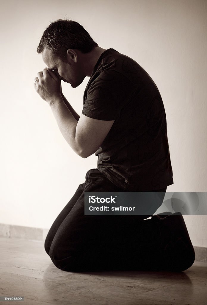 Молитвенный в сепия - Стоковые фото Молиться роялти-фри