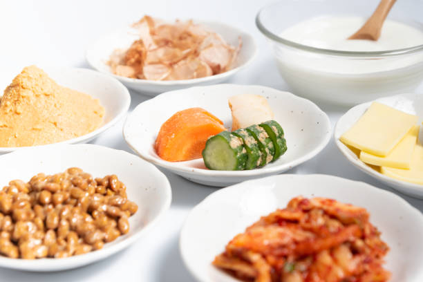 gefermenteerde voeding op witte achtergrond - natto stockfoto's en -beelden