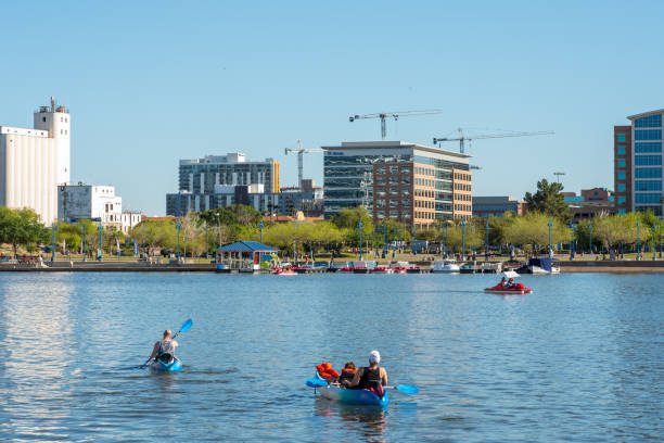 lac de la ville de tempe - southwest usa built structure office building exterior photos et images de collection