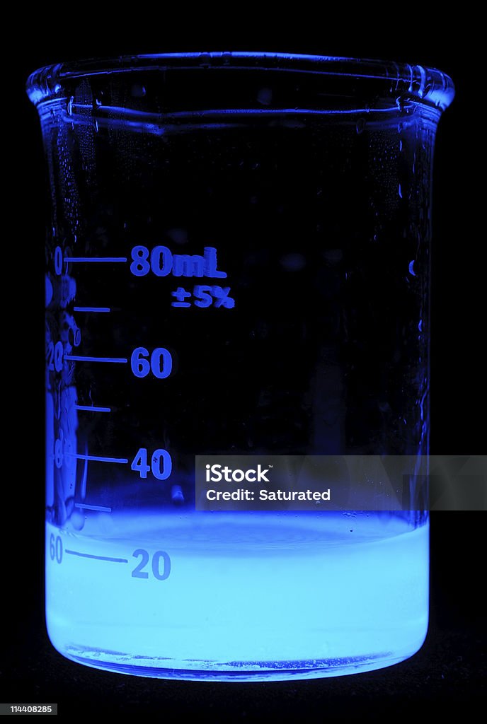 비커/글로잉 블루 화학분야 - 로열티 프리 검정색 배경 스톡 사진