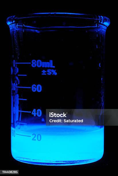 비커글로잉 블루 화학분야 검정색 배경에 대한 스톡 사진 및 기타 이미지 - 검정색 배경, 비커, 0명