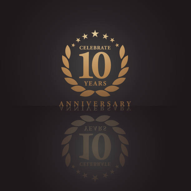 stockillustraties, clipart, cartoons en iconen met tien jaar gouden verjaardag icoon met donkere kleur achtergrond - 10 jarig jubileum