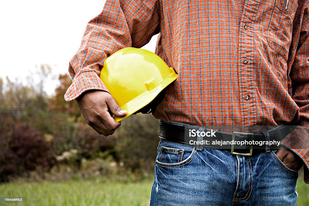 Ethnischen Mann hält Bau Helm - Lizenzfrei Arbeiter Stock-Foto