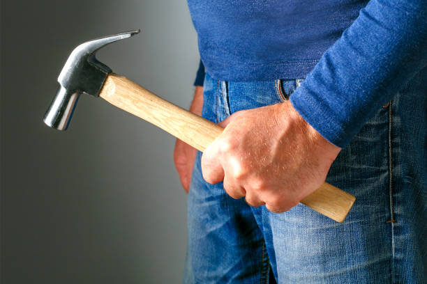 gewalt und aggressionskonzept der familie. wütend wütender mann mit hammer. gewalt und aggressionskonzept der familie. die belästigung. - mann hammer stock-fotos und bilder