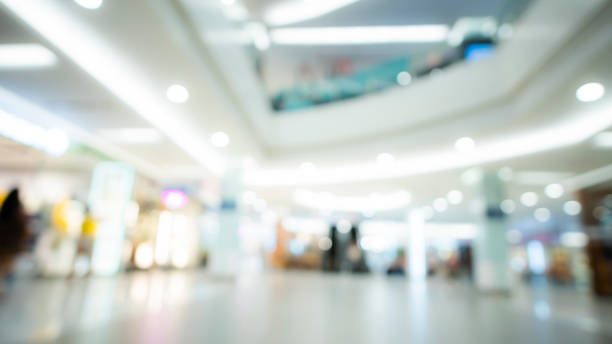 les gens de flou marchant dans le centre commercial - shallow depth of focus photos et images de collection