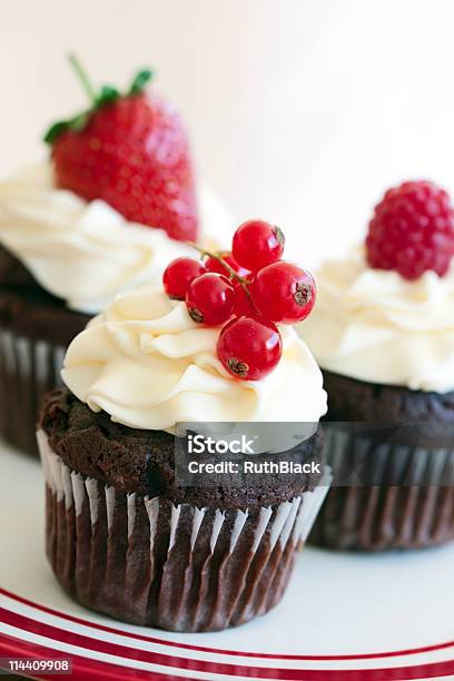 Rojo Berry Cupcakes Foto de stock y más banco de imágenes de Al horno - Al horno, Alcorza, Alimento