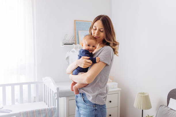 어머니 사랑 - baby carrier 이미지 뉴스 사진 이미지