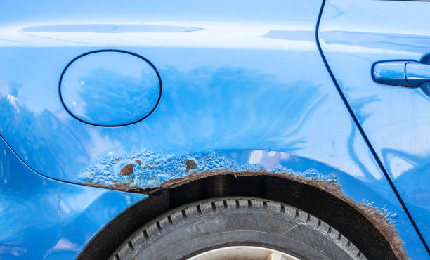 carro riscado azul com pintura danificada no acidente do ruído elétrico ou no lote de estacionamento e dano amolgado do corpo do metal da colisão - old paintwork - fotografias e filmes do acervo