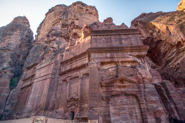 la tombe de 17 tombes dans la rue des façades à petra, les nouvelles sept merveilles du monde, jordan-image, focus sélectif - new seven wonders of the world photos et images de collection