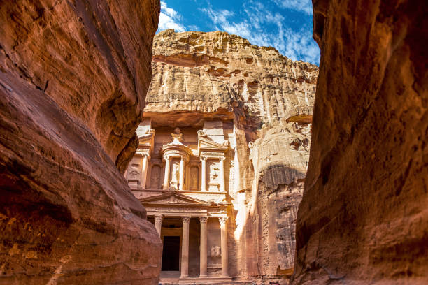 incredible and breathtaking view of the al-khazneh treasury through the walls of the canyon al-siq - leito de rio imagens e fotografias de stock