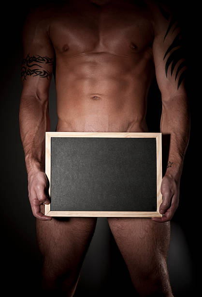 엠티 칠판, 벌거벗은 남자 - covered nudity 뉴스 사진 이미지