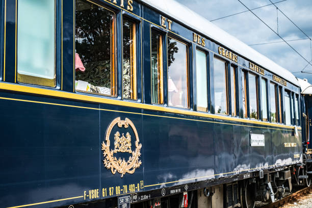 the legendary venice simplon orient express is ready to depart from ruse railway station. sleeper. the luxury train travels between paris and istanbul. - depart imagens e fotografias de stock