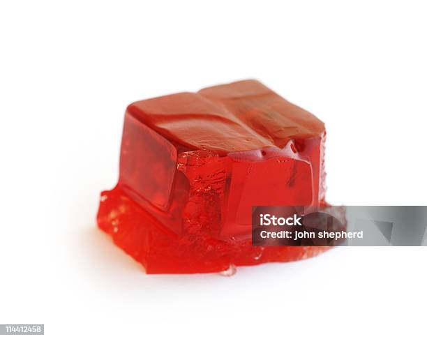 Photo libre de droit de Cube De Rouge Gelée Contre Blanc banque d'images et plus d'images libres de droit de Gelée - Gelée, Cube, Fond blanc