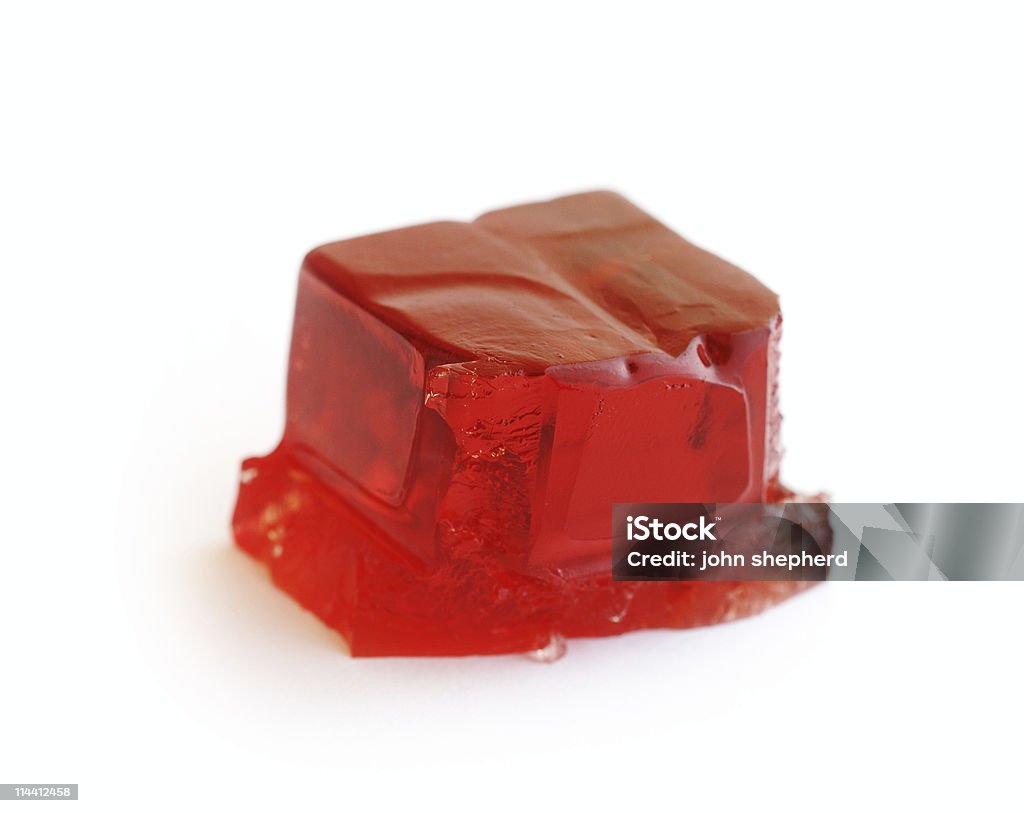 Cubo di rosso gelatina contro bianco - Foto stock royalty-free di Dessert di gelatina