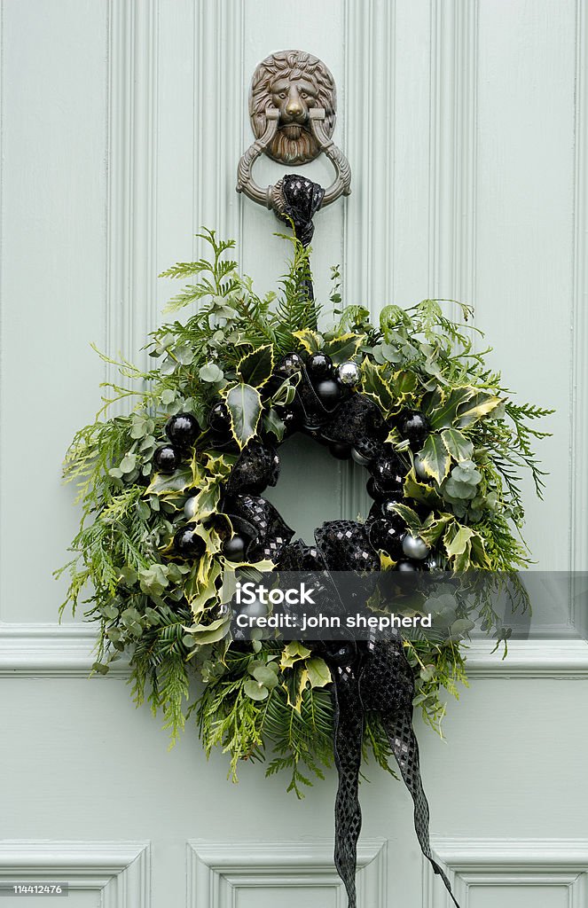 Corona de Navidad montaje de león de cabeza LLAMADOR DE PUERTA CON LUZ ESTROBOSCÓPICA - Foto de stock de Aldaba libre de derechos