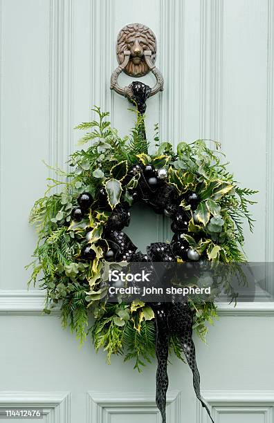 Corona De Navidad Montaje De León De Cabeza Llamador De Puerta Con Luz Estroboscópica Foto de stock y más banco de imágenes de Aldaba