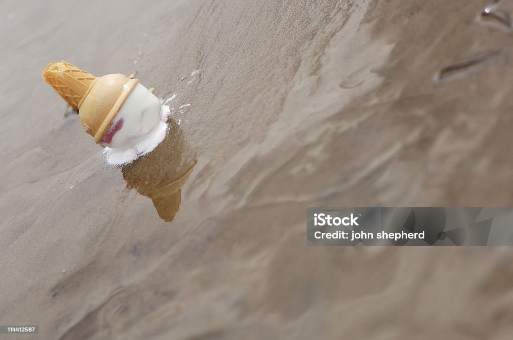 Cornet de glace tombant sur la plage, d'accident - Photo de Crème glacée libre de droits