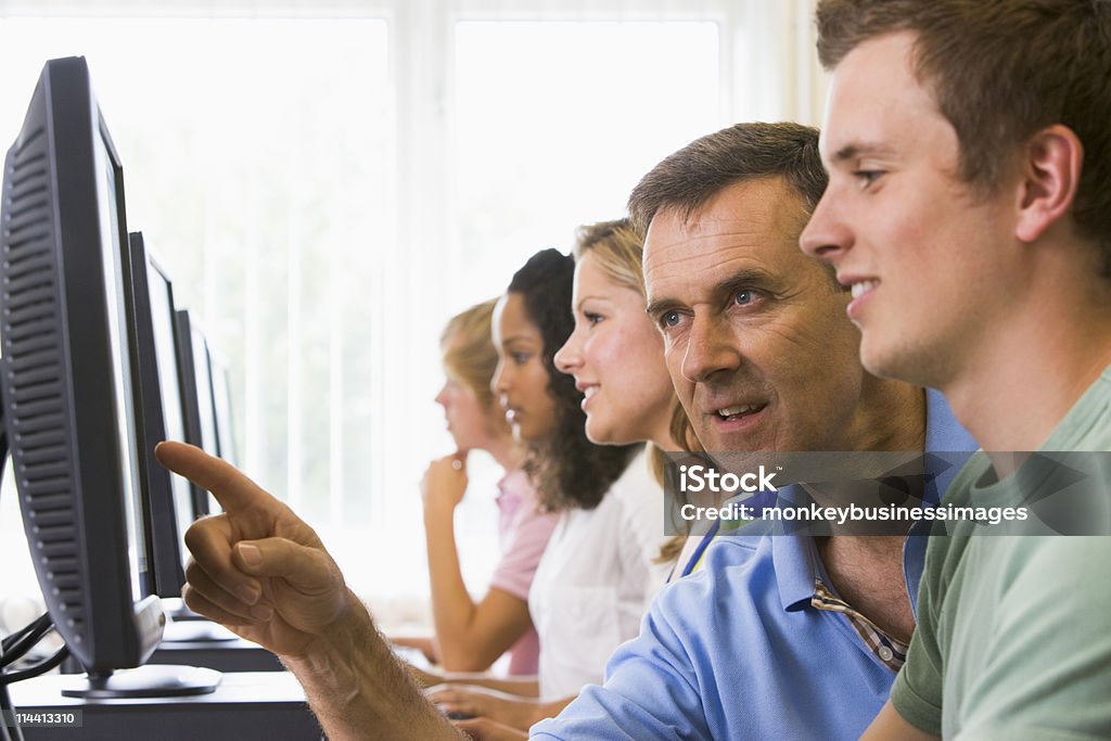 Professor auxiliar Estudante universitário em um Laboratório de Informática - Royalty-free Computador Foto de stock