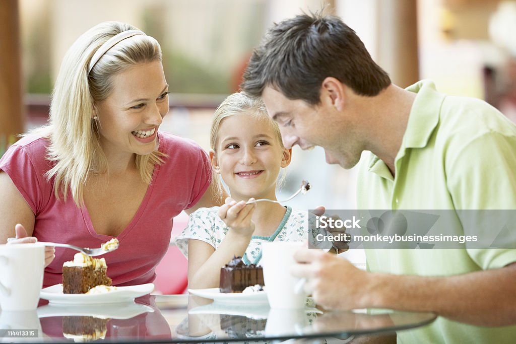 Familie ein Mittagessen in der Mall - Lizenzfrei Restaurant Stock-Foto