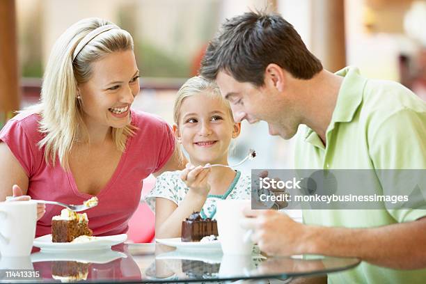 Família Almoçar Ao Centro - Fotografias de stock e mais imagens de Restaurante - Restaurante, Família, Pai