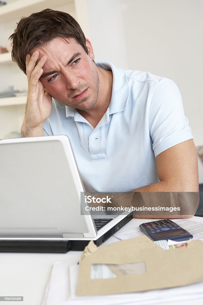 Jovem homem trabalhando com laptop - Foto de stock de 30 Anos royalty-free