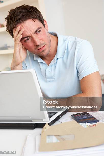 Foto de Jovem Homem Trabalhando Com Laptop e mais fotos de stock de 30 Anos - 30 Anos, 30-34 Anos, Adulto