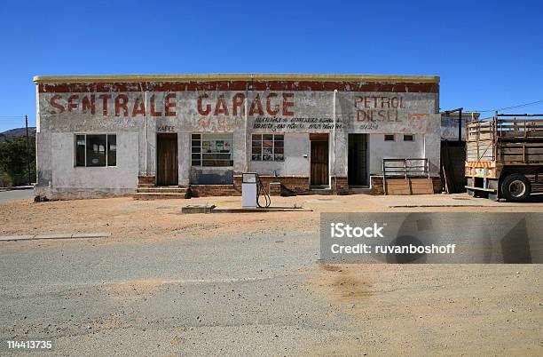 Foto de Antiga Garagem E Posto De Gasolina e mais fotos de stock de Abandonado - Abandonado, Bomba de Combustível, Caminhão