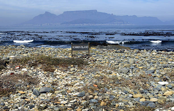 table mountain von robben island - african national congress stock-fotos und bilder