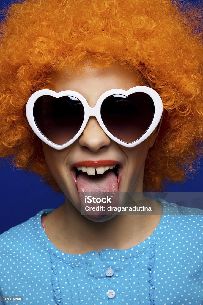 Elegante joven dama con Fiesta wig - Foto de stock de Accesorio para ojos libre de derechos