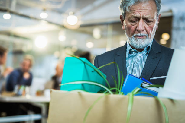 은퇴 한 고위 사업가는 자신의 소지품으로 사무실을 떠나. - firing unemployment downsizing box 뉴스 사진 이미지