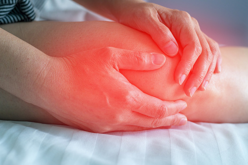 Concepto de enfermedad del dolor de rodilla. Las manos en la pierna como daño de la artritis, gota o infecciones. photo