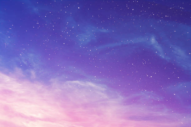 vista su un cielo viola serale con nuvole di cirro e stelle (sfondo, astratto) - crepuscolo foto e immagini stock