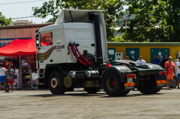 大型車のショーでトラック、セミトレーラーなしのトラクター、アンダルシアの休日の間に愛好家や観光客のためのショー - light duty truck ストックフォトと画像