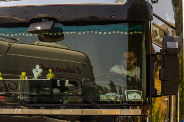 大型車のショーでトラック、セミトレーラーなしのトラクター、アンダルシアの休日の間に愛好家や観光客のためのショー - light duty truck ストックフォトと画像