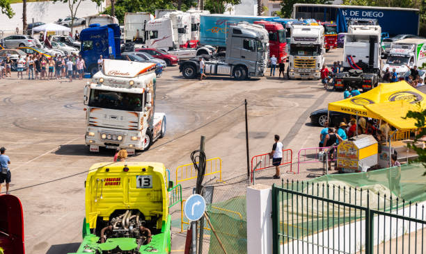 大型車のショーでトラック、セミトレーラーなしのトラクター、アンダルシアの休日の間に愛好家や観光客のためのショー - light duty truck ストックフォトと画像