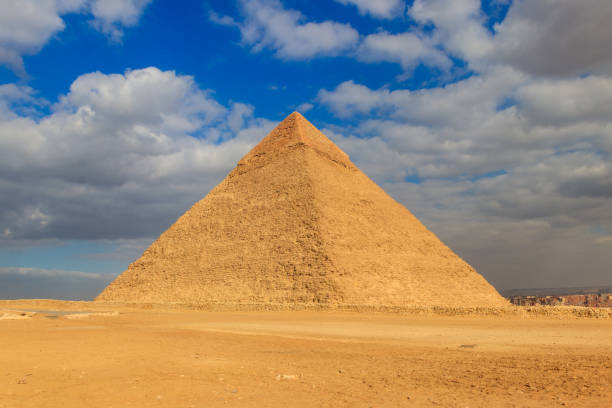 a pirâmide de khafre ou de chephren é a segunda-mais alta e segunda maior das pirâmides egípcias antigas de giza - pyramid of chephren - fotografias e filmes do acervo