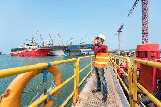 o supervisor mestre do porto é levantamento e inspeção do atracação safty ao longo do lado da atracação da embarcação do navio no terminal portuário - industrial ship dock worker engineer harbor - fotografias e filmes do acervo