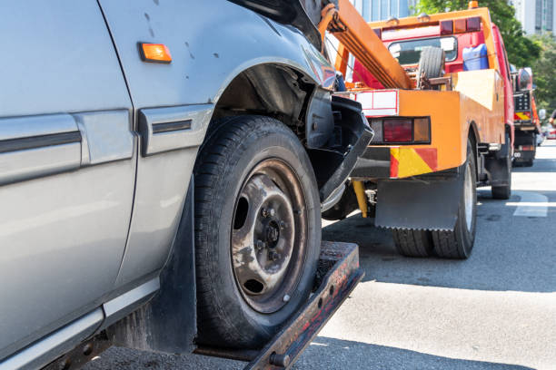 lastwagen schleudert in notfall ein kaputtes auto - abschleppen stock-fotos und bilder