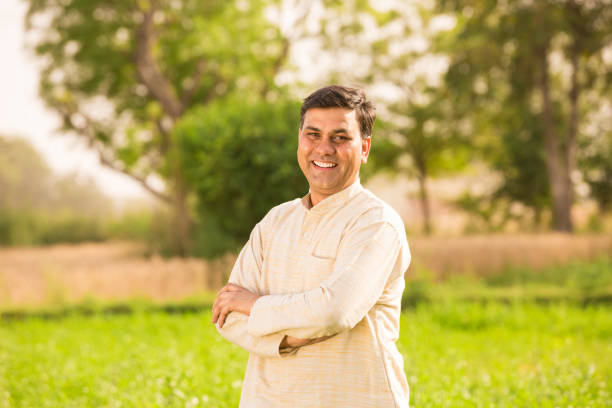 indian farmer at field - stock image - kurta imagens e fotografias de stock