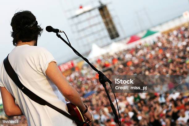 Foto de Guitarrista Em Ação e mais fotos de stock de Cantor - Cantor, Multidão, Audiência