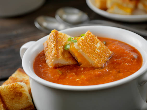 zuppa di pomodoro arrosto, aglio e basilico con crostini di formaggio alla griglia - zuppa di pomodoro foto e immagini stock
