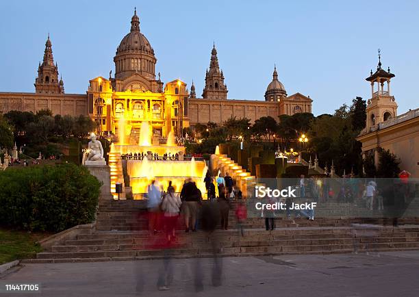 National Palau Di Montjuic A Barcellona - Fotografie stock e altre immagini di Ambientazione esterna - Ambientazione esterna, Architettura, Attrezzatura per illuminazione