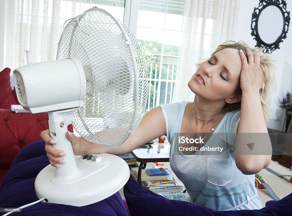 Женщина, охлаждение себя - Стоковые фото Жар - температура роялти-фри