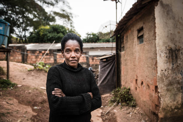 retrato de una mujer madura en su barrio - women poverty senior adult mature adult fotografías e imágenes de stock