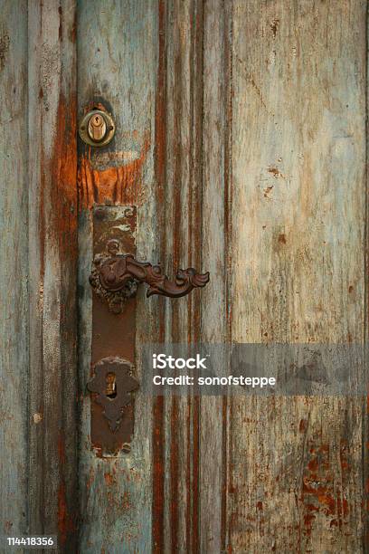 Vecchio Porta Patinated Dettaglio - Fotografie stock e altre immagini di Antico - Vecchio stile - Antico - Vecchio stile, Maniglia della porta, Ambientazione esterna