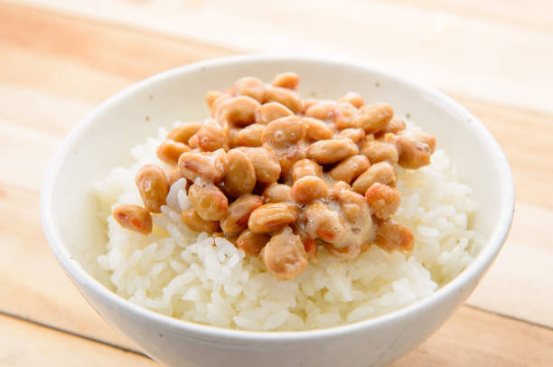 rijst met gefermenteerde sojabonen. - natto stockfoto's en -beelden