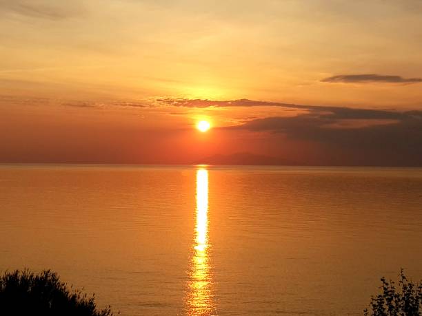 bella vista sul mare e sull'alba nell'isola corsa - islande foto e immagini stock