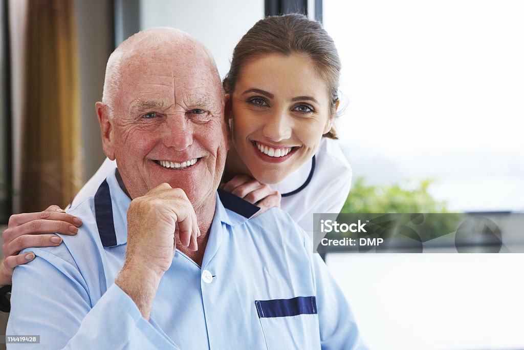 Homem idoso e a enfermeira - Foto de stock de 20 Anos royalty-free
